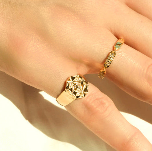 18k gold ring with diamonds and white enamel, additional view