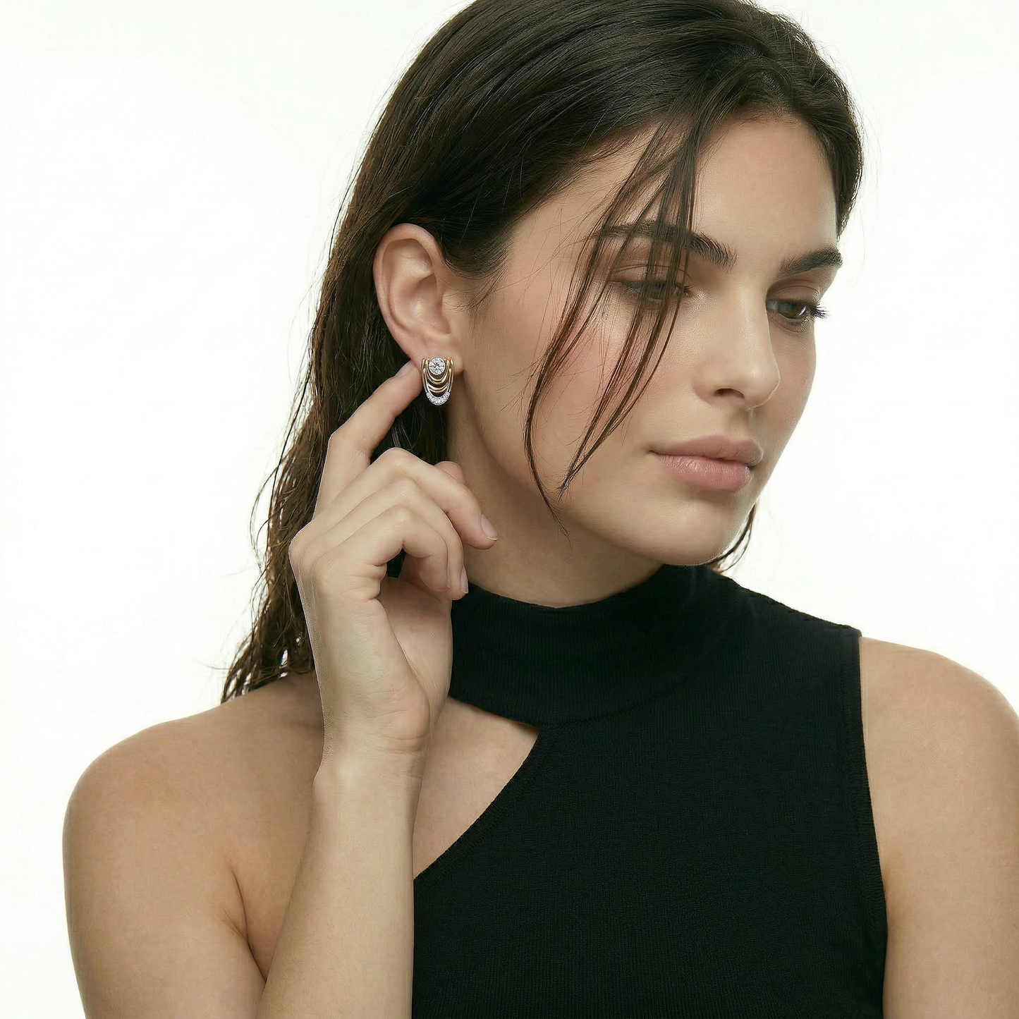 ZORÁE Unbound 06 18K yellow gold earrings worn on model