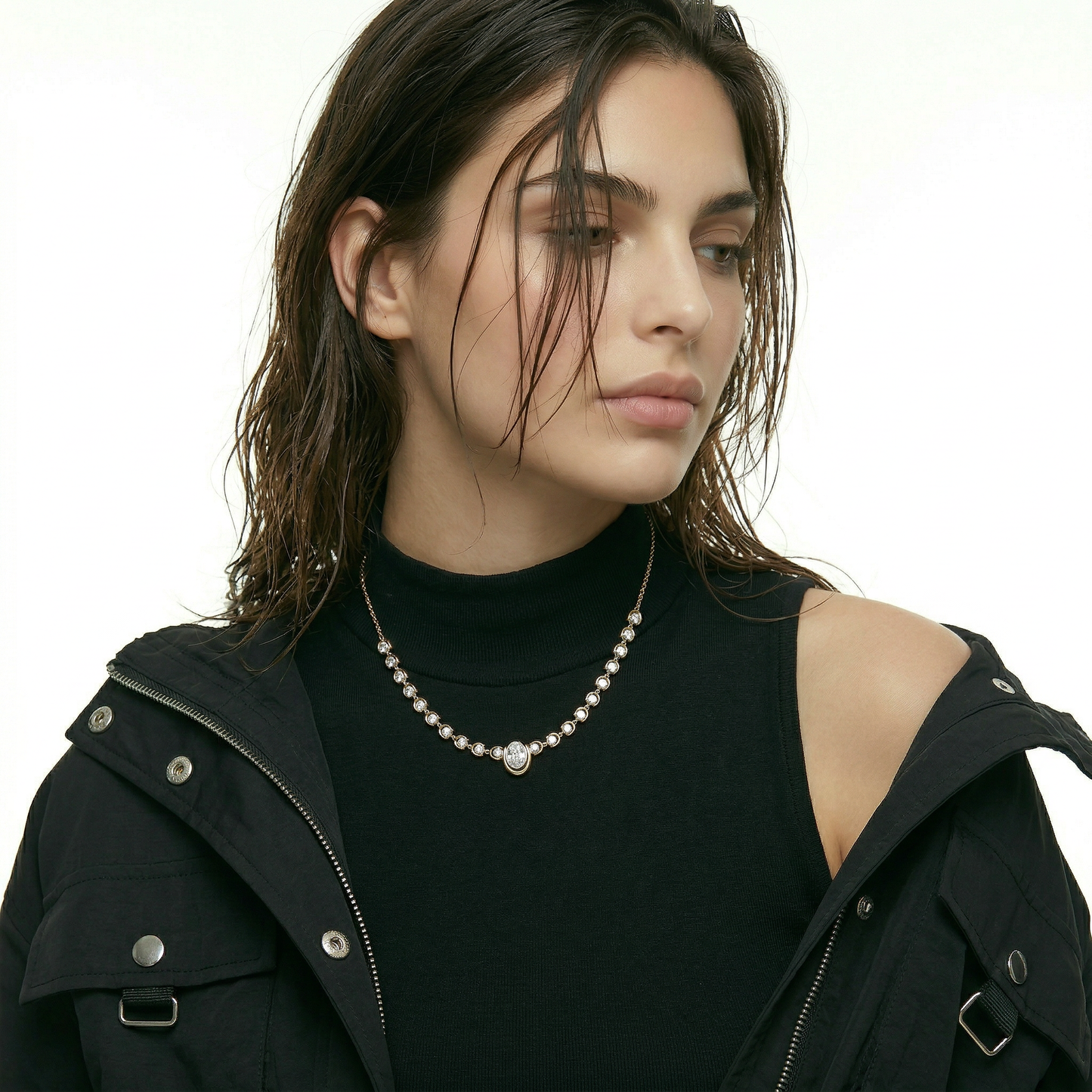 ZORÁE Unbound 09 18K yellow gold necklace worn on model