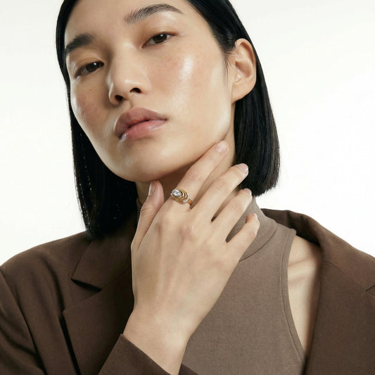 ZORÁE Unbound 13 18K yellow gold rings worn on model