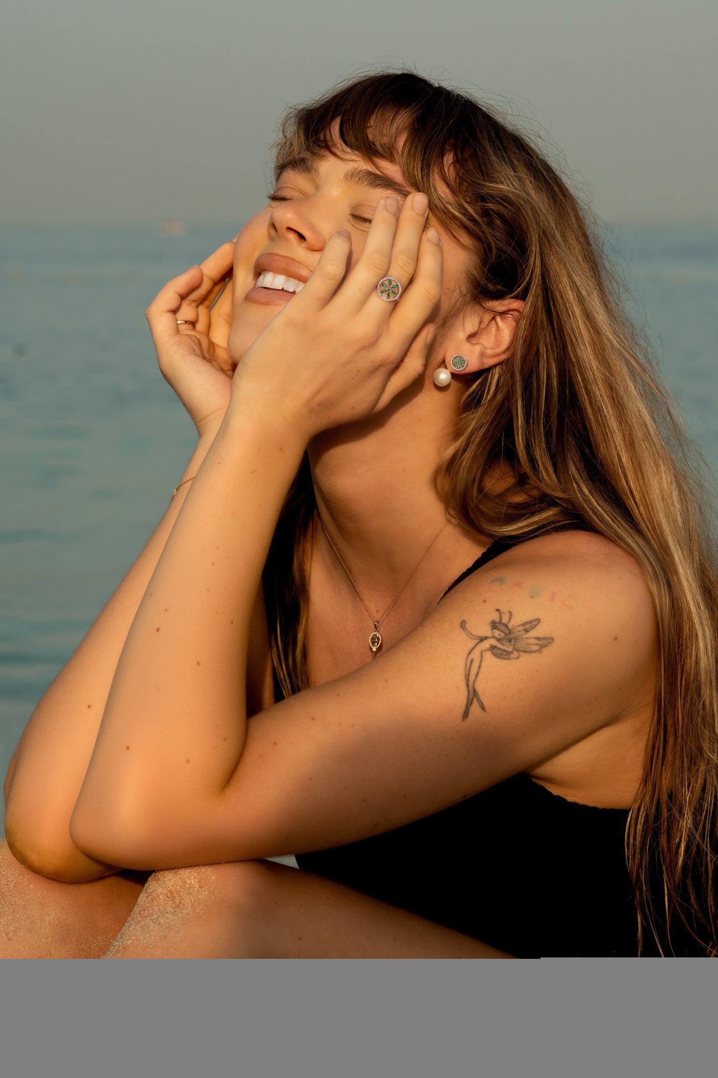 Model wearing the 7LEAVES Unlock rose gold emerald and diamond ring