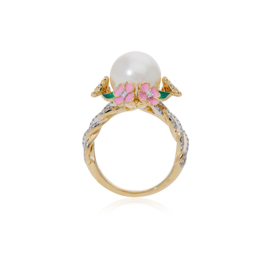 Ranimor Fleur de Reine Ring in 18K yellow gold, side view on white background