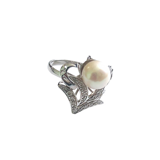White gold ring with a pearl on a white background