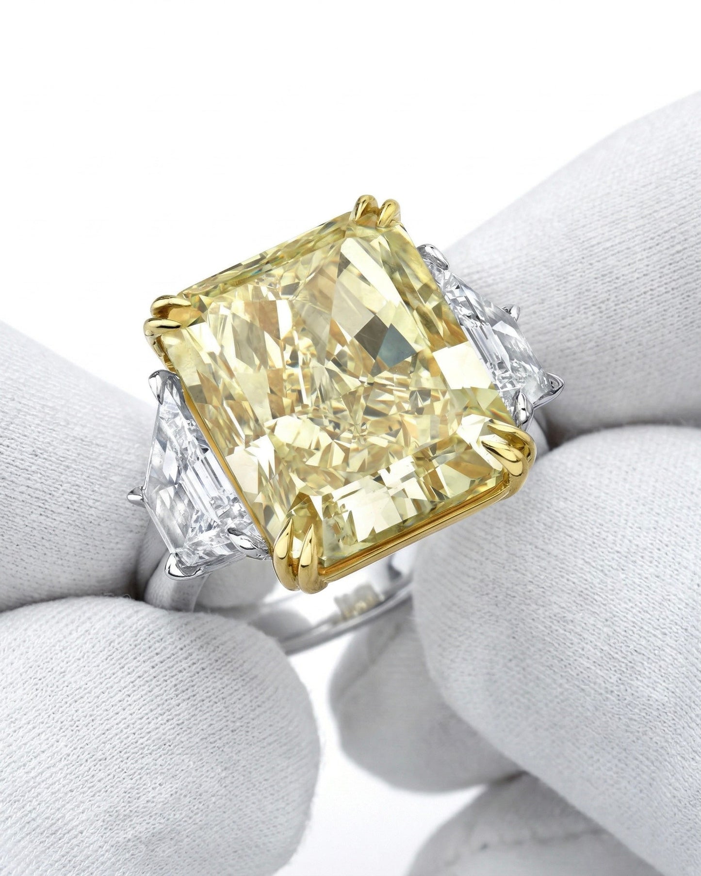 Verbesa Atelier Fancy Yellow cushion lab-grown diamond ring, close-up