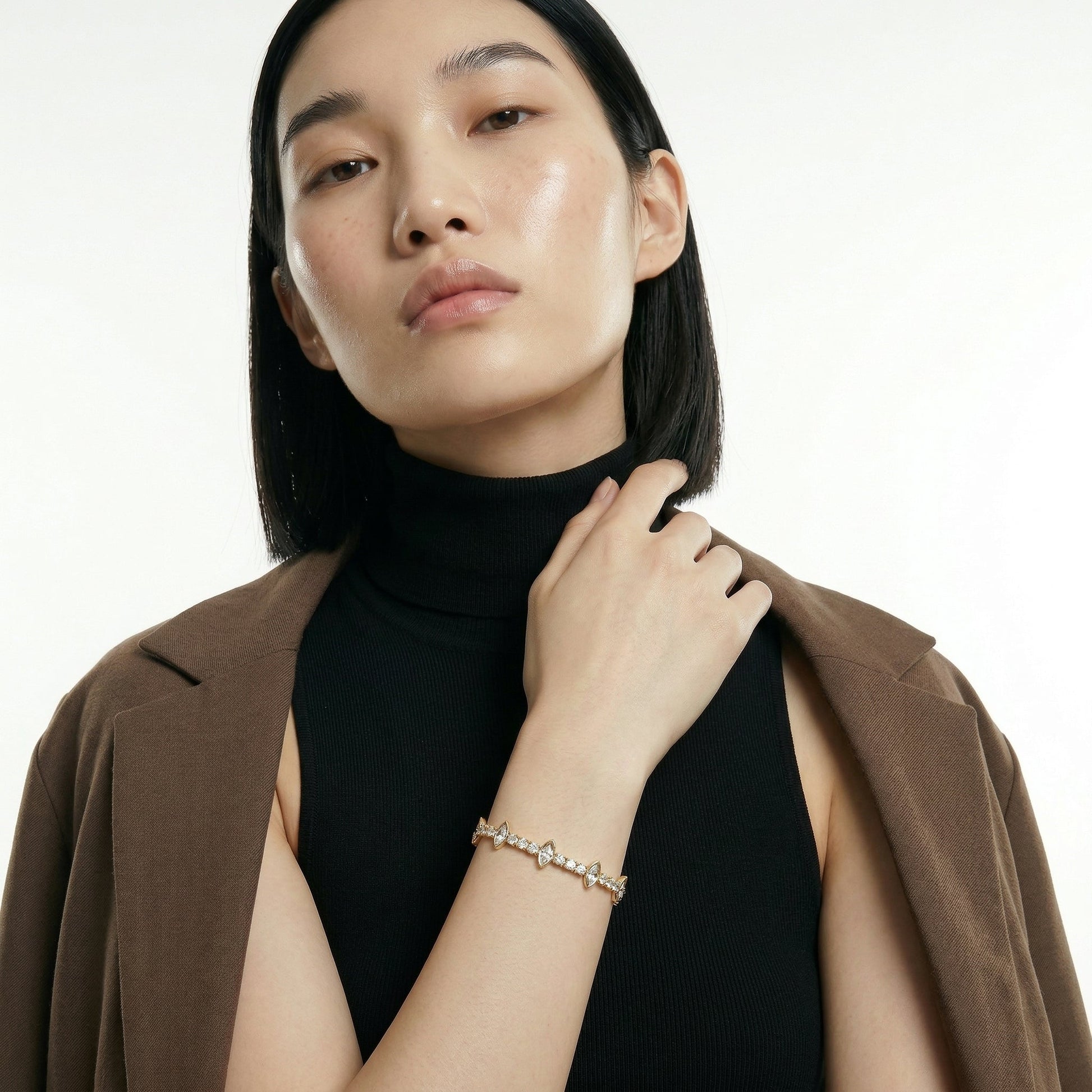 ZORÁE Core Apex 18K yellow gold bracelet worn on model