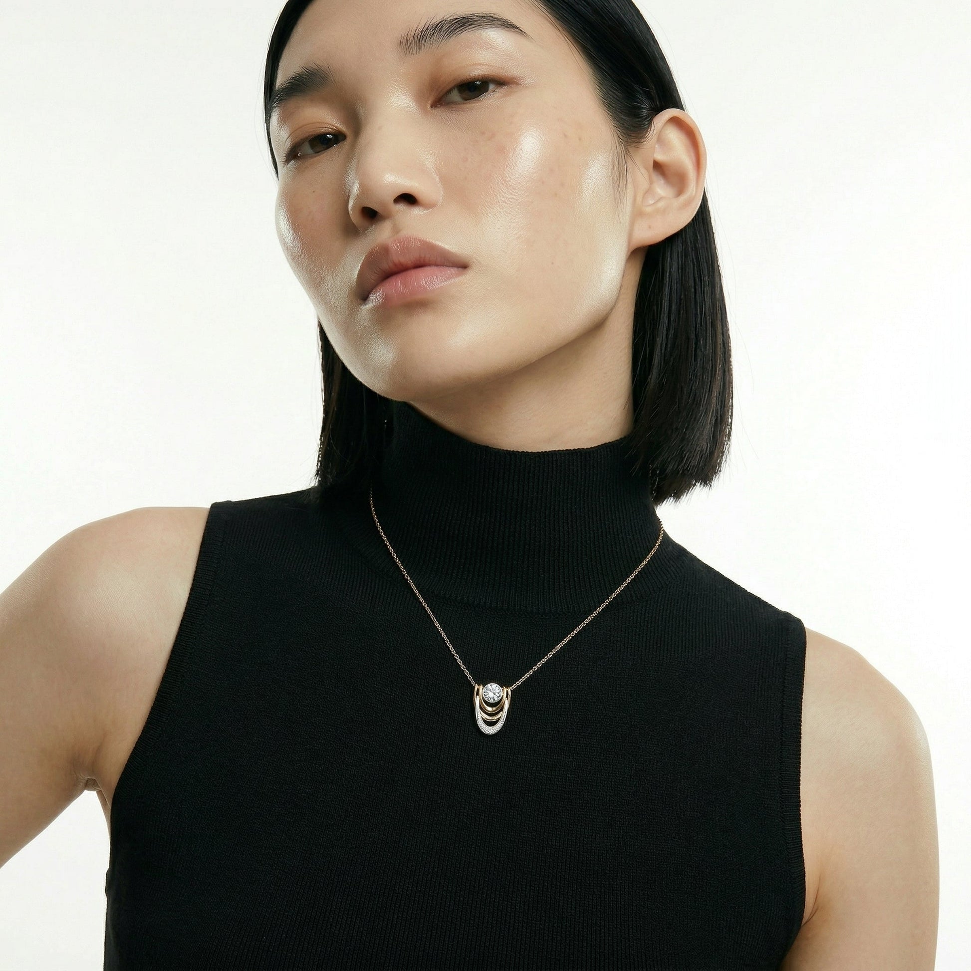 ZORÁE Unbound 05 18K yellow gold necklace worn on model