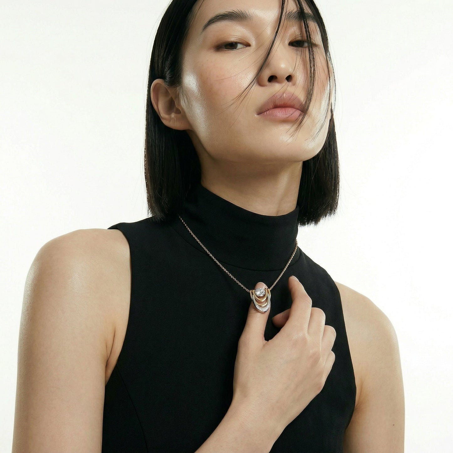 ZORÁE Unbound 05 18K yellow gold necklace worn on model