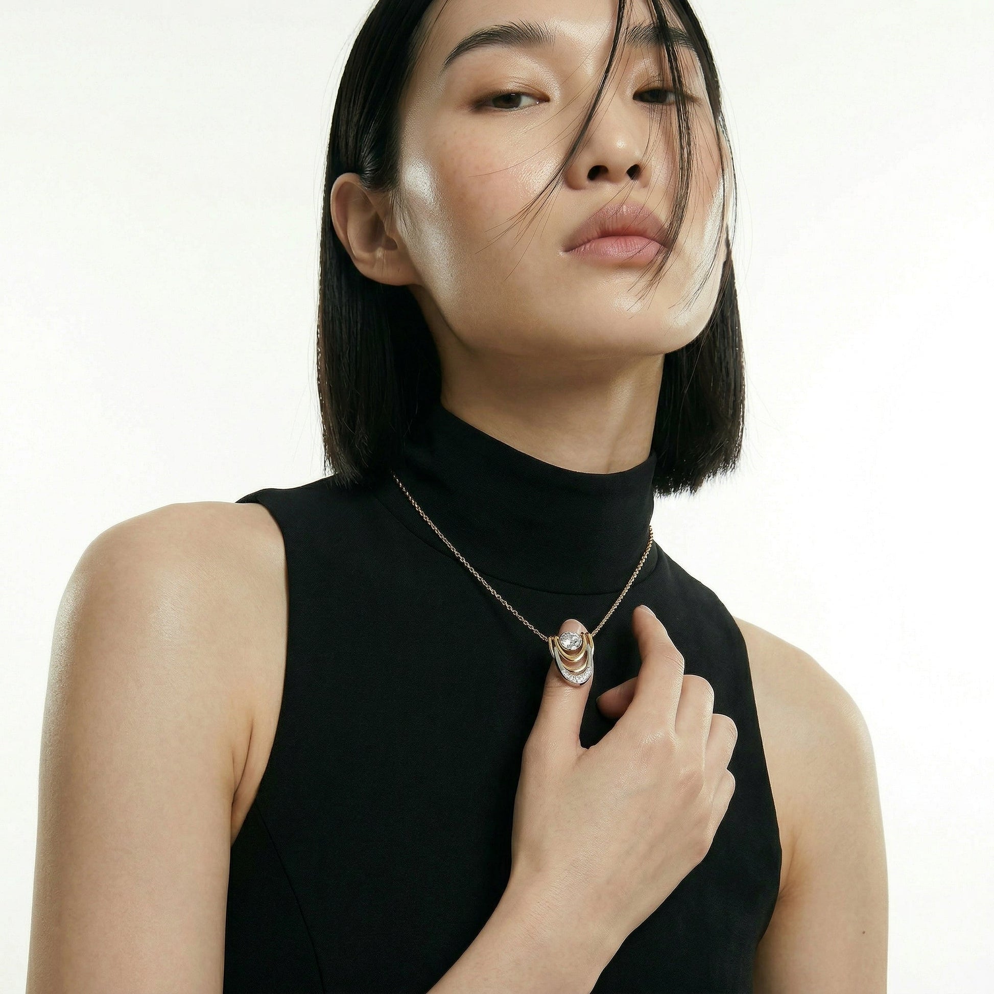 ZORÁE Unbound 05 18K yellow gold necklace worn on model