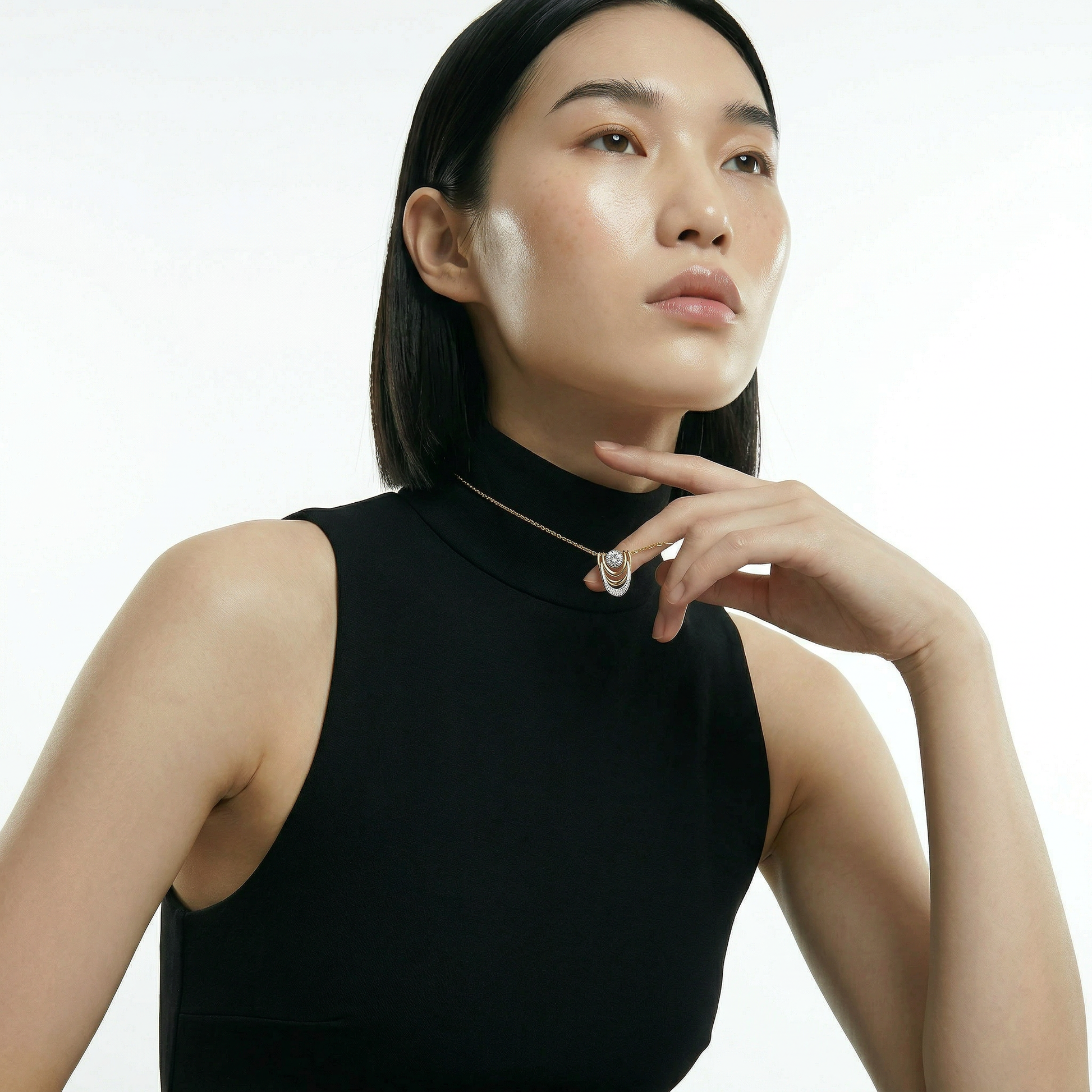 ZORÁE Unbound 05 18K yellow gold necklace worn on model