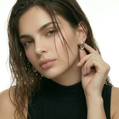 ZORÁE Unbound 06 18K yellow gold earrings worn on model