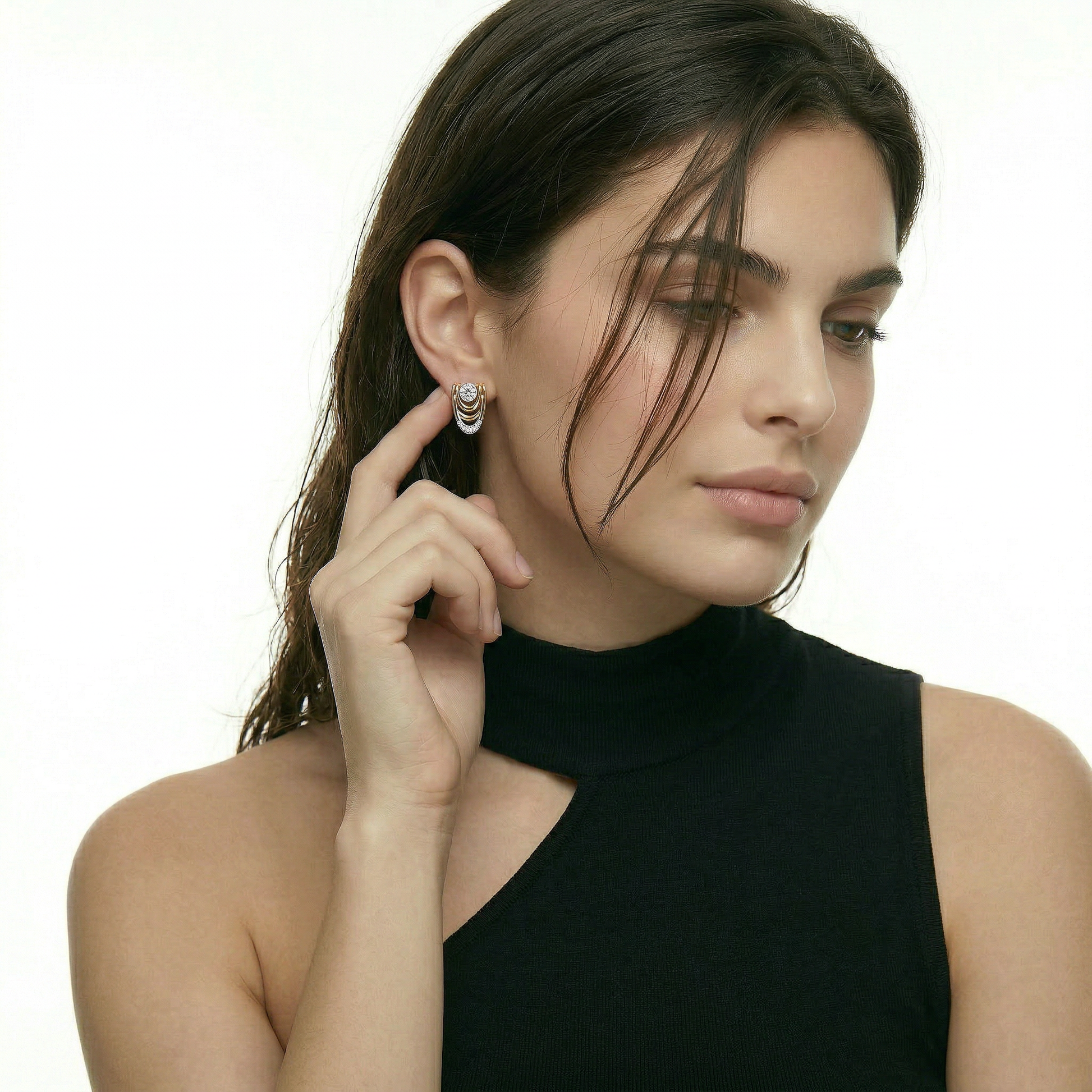 ZORÁE Unbound 06 18K yellow gold earrings worn on model