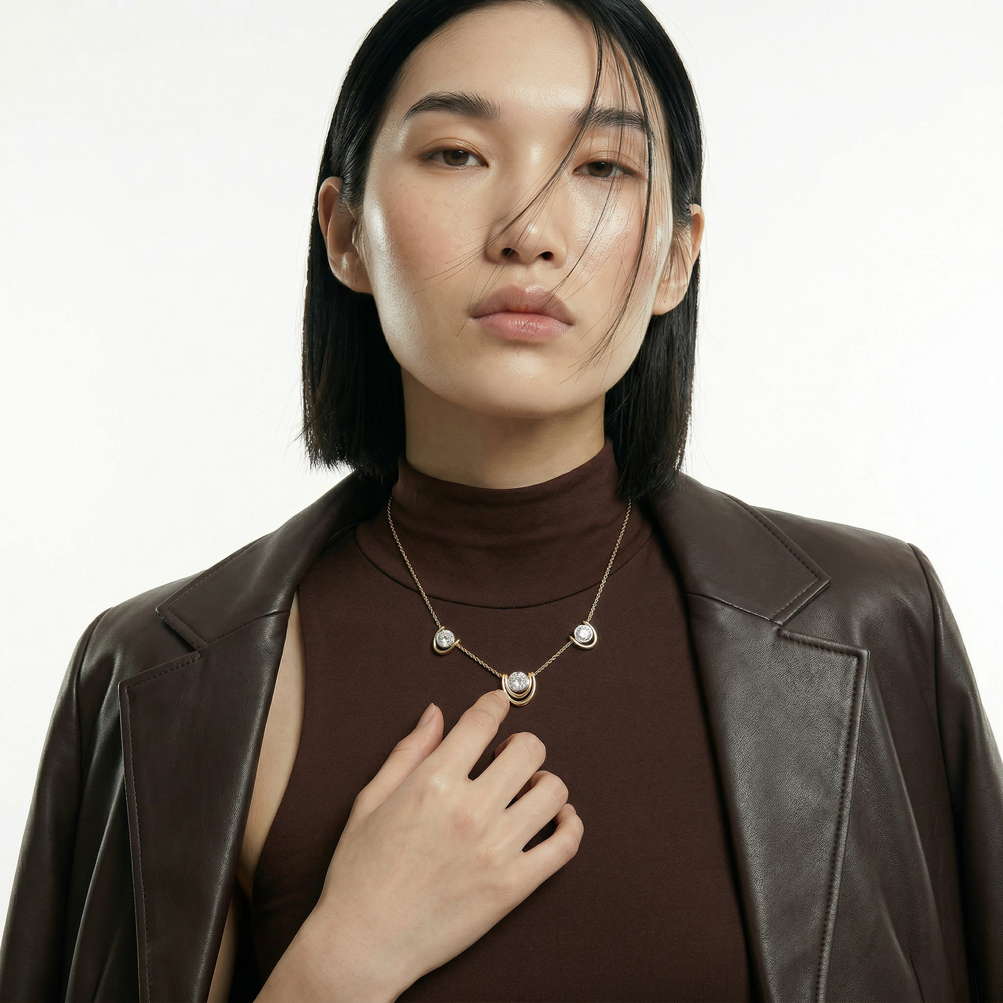 ZORÁE Unbound 07 18K yellow gold necklace worn on model