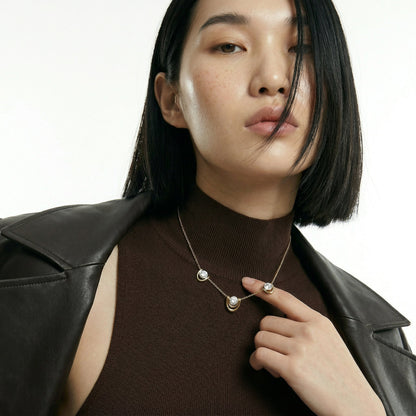 ZORÁE Unbound 07 18K yellow gold necklace worn on model