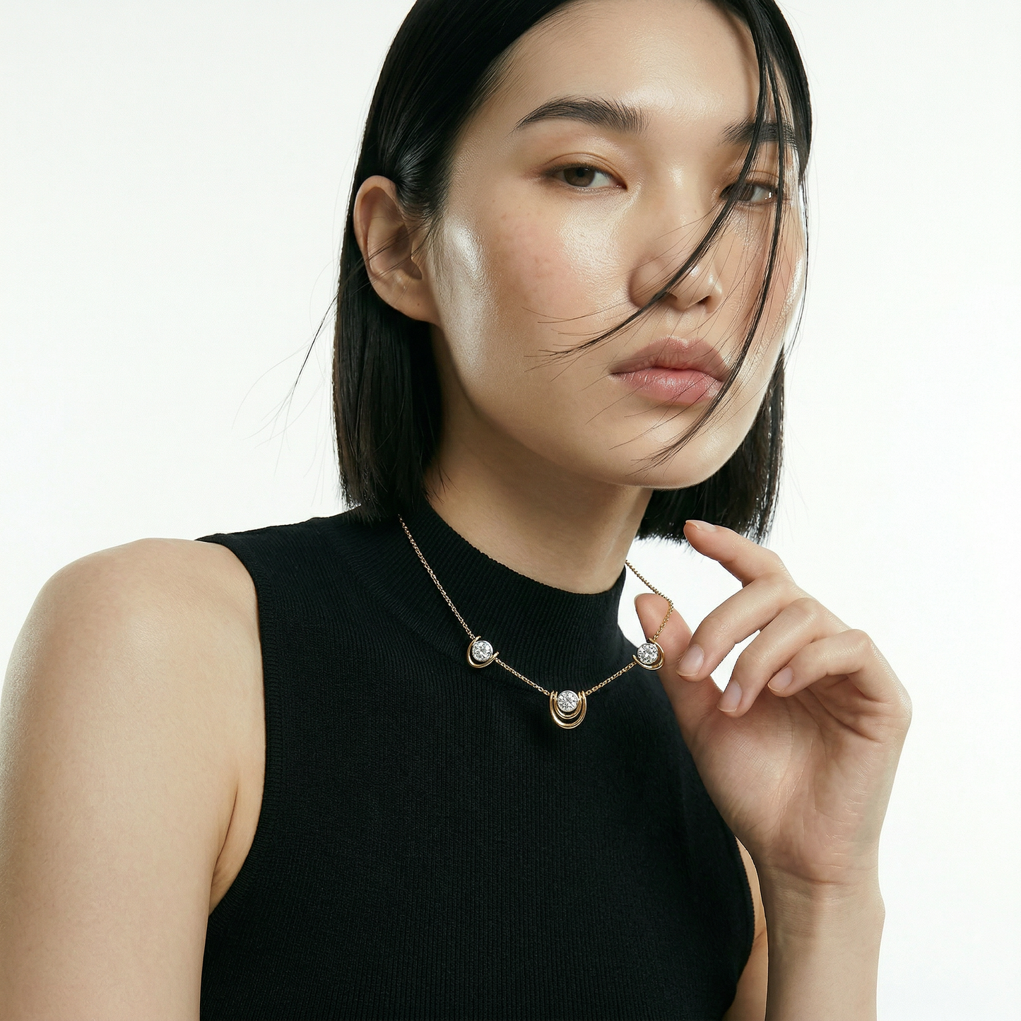 ZORÁE Unbound 07 18K yellow gold necklace worn on model