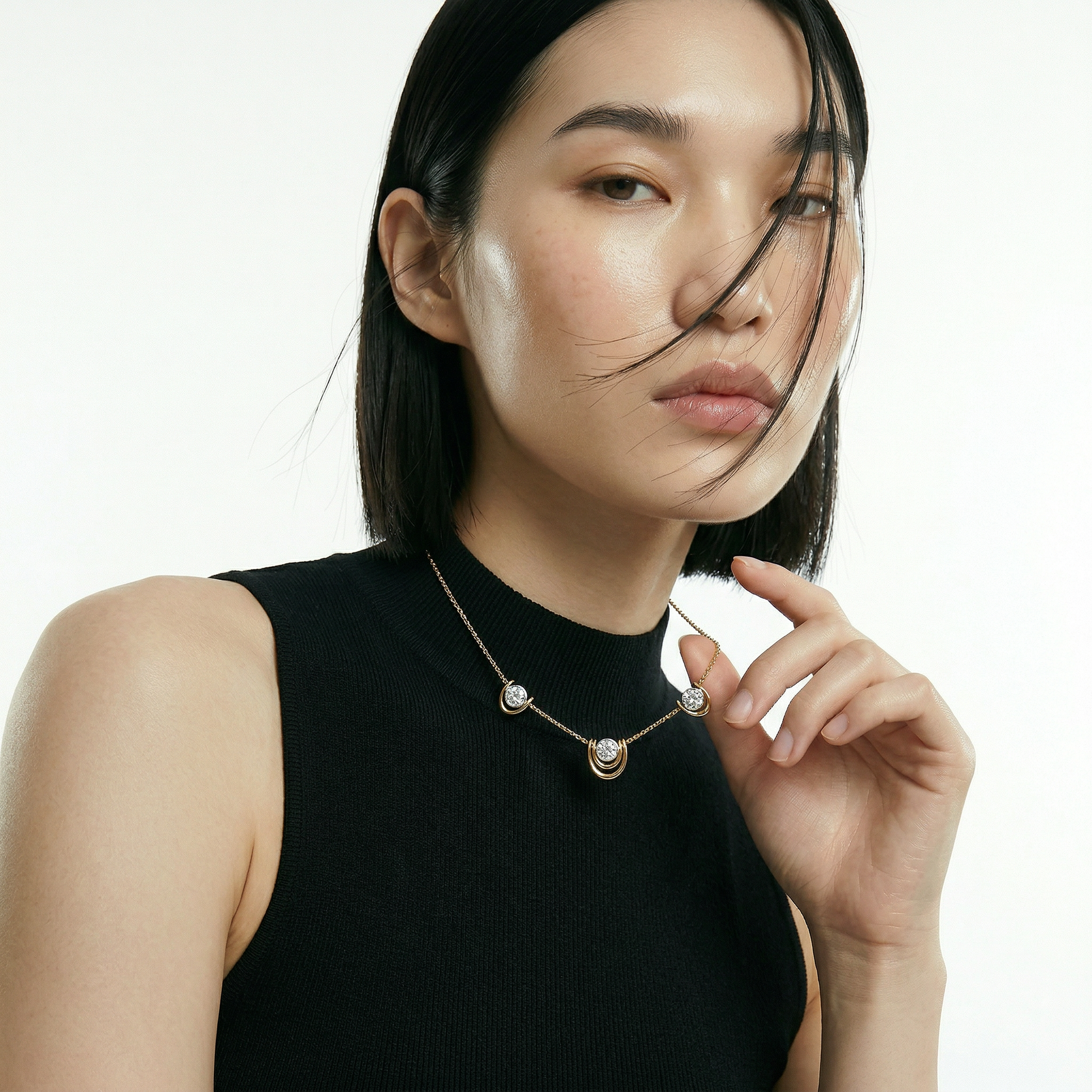 ZORÁE Unbound 07 18K yellow gold necklace worn on model