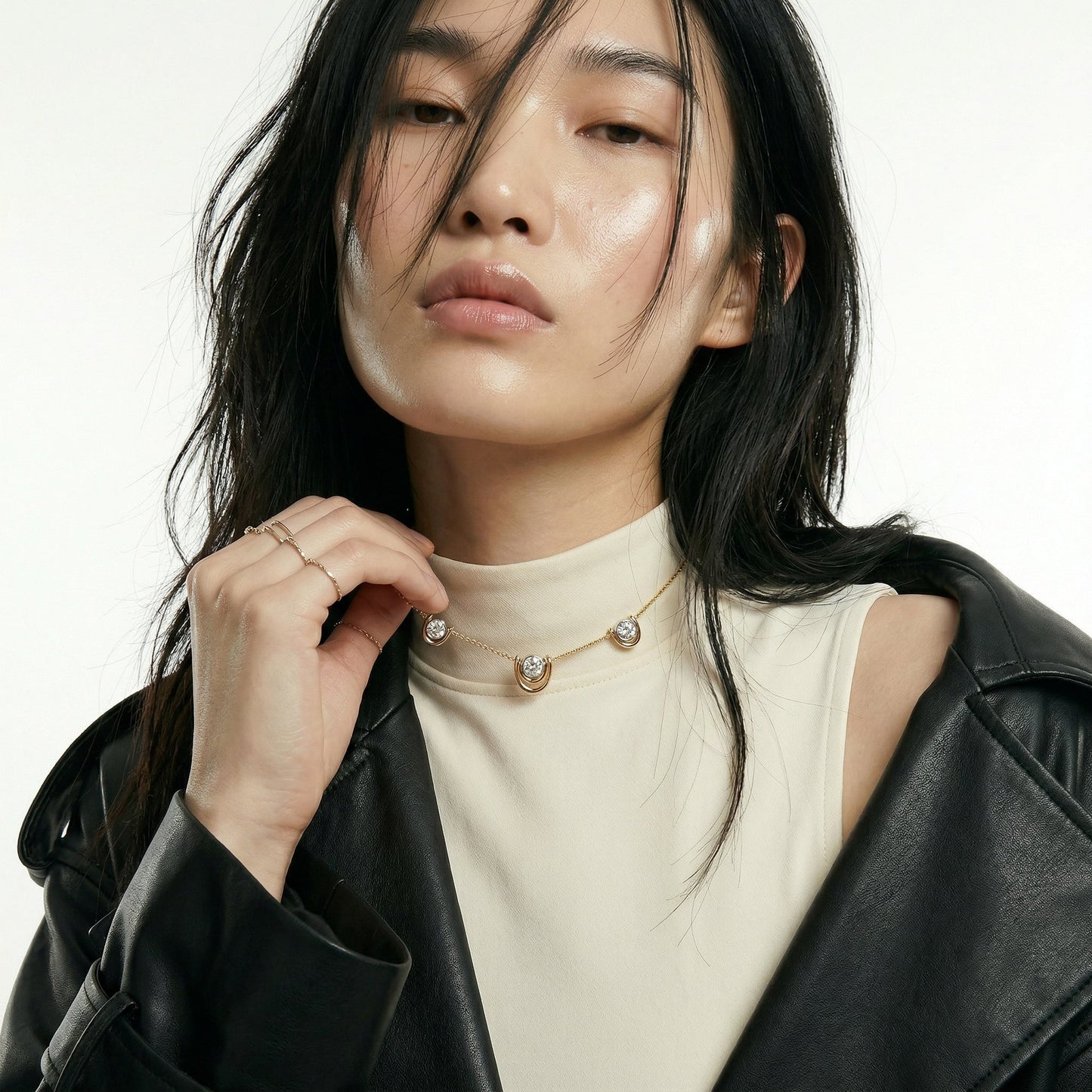 ZORÁE Unbound 07 18K yellow gold necklace worn on model