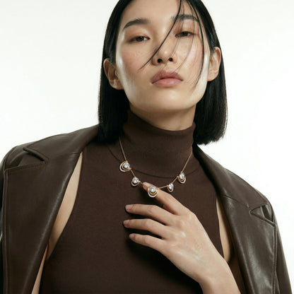 ZORÁE Unbound 08 18K yellow gold necklace worn on model