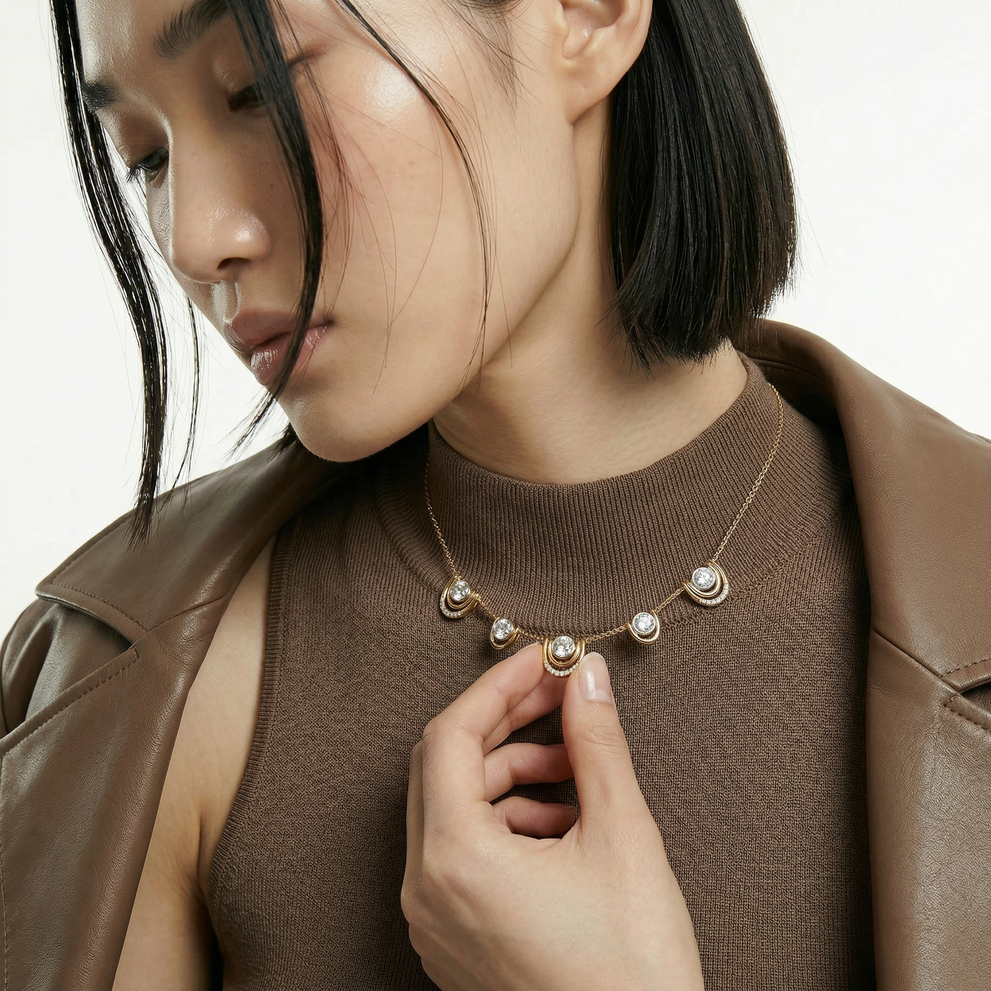 ZORÁE Unbound 08 18K yellow gold necklace worn on model