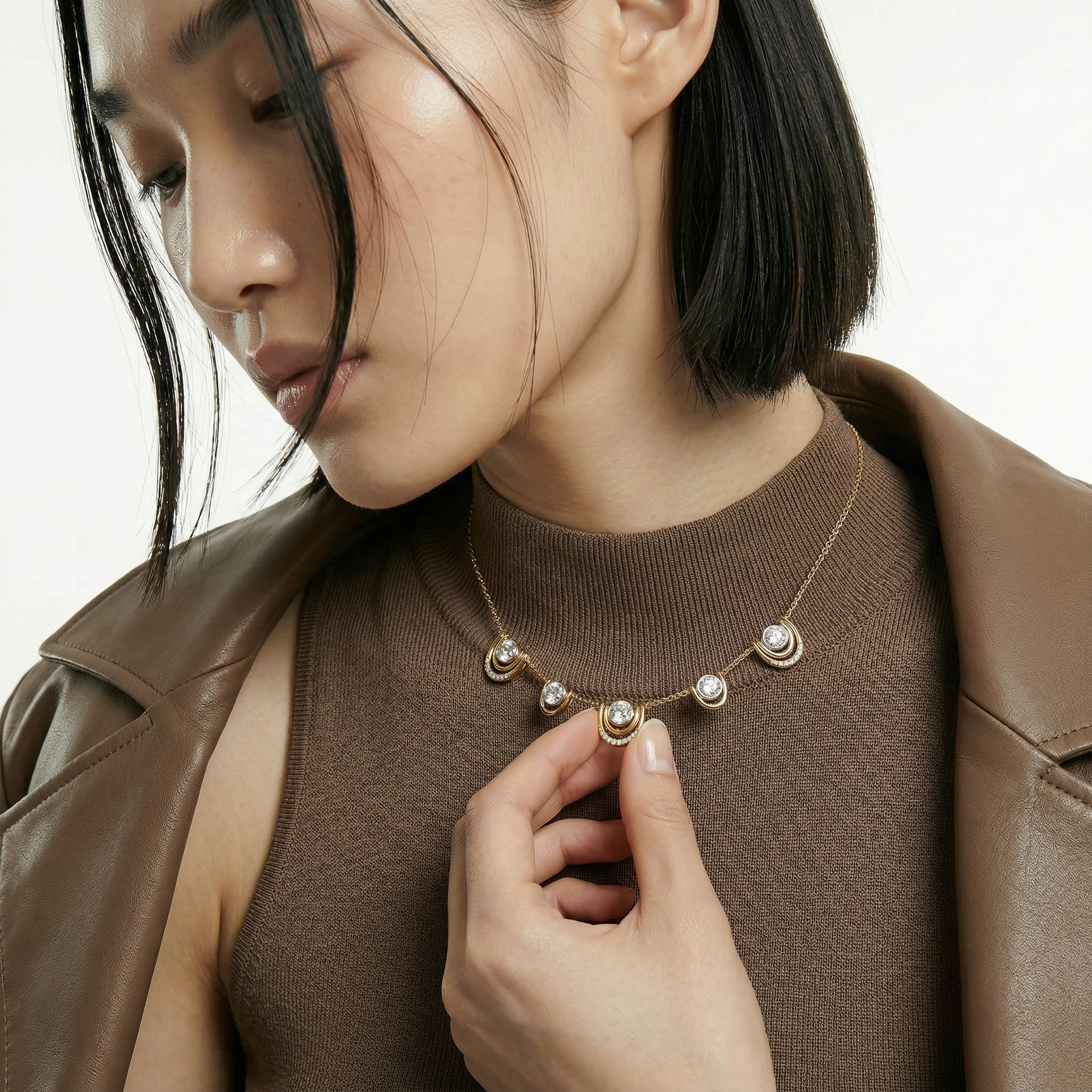 ZORÁE Unbound 08 18K yellow gold necklace worn on model