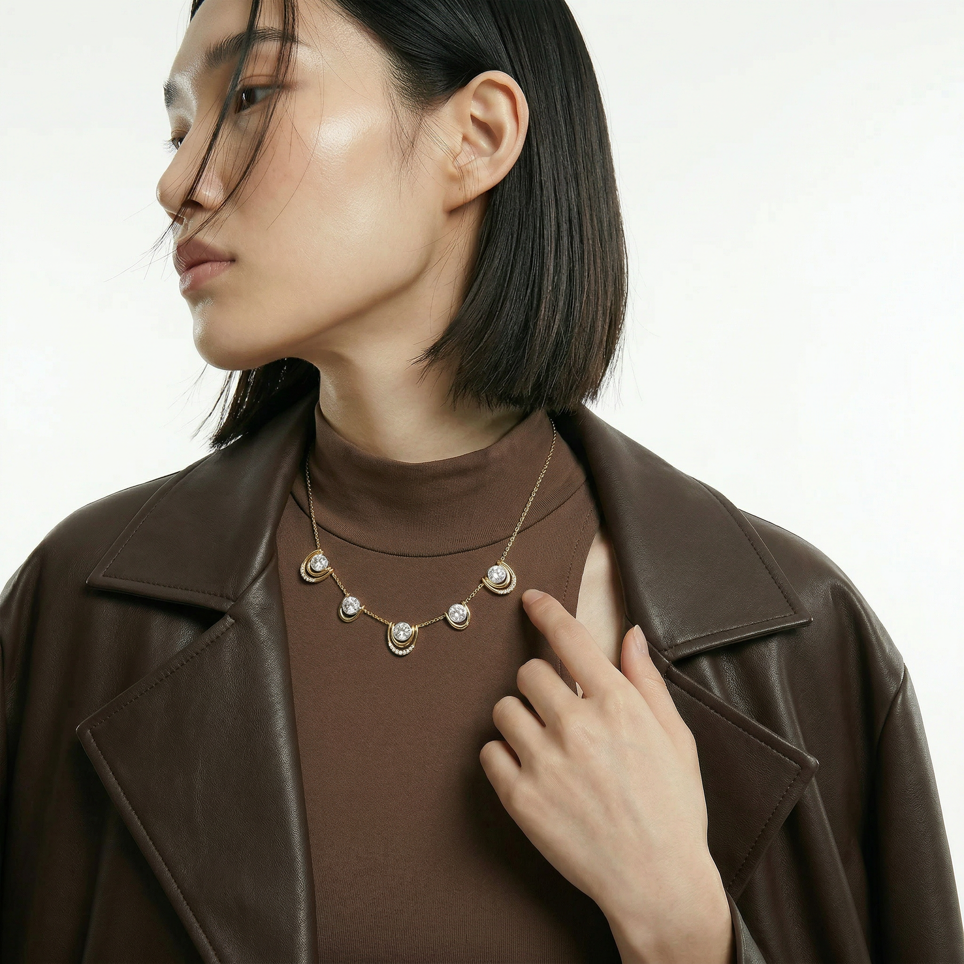 ZORÁE Unbound 08 18K yellow gold necklace worn on model