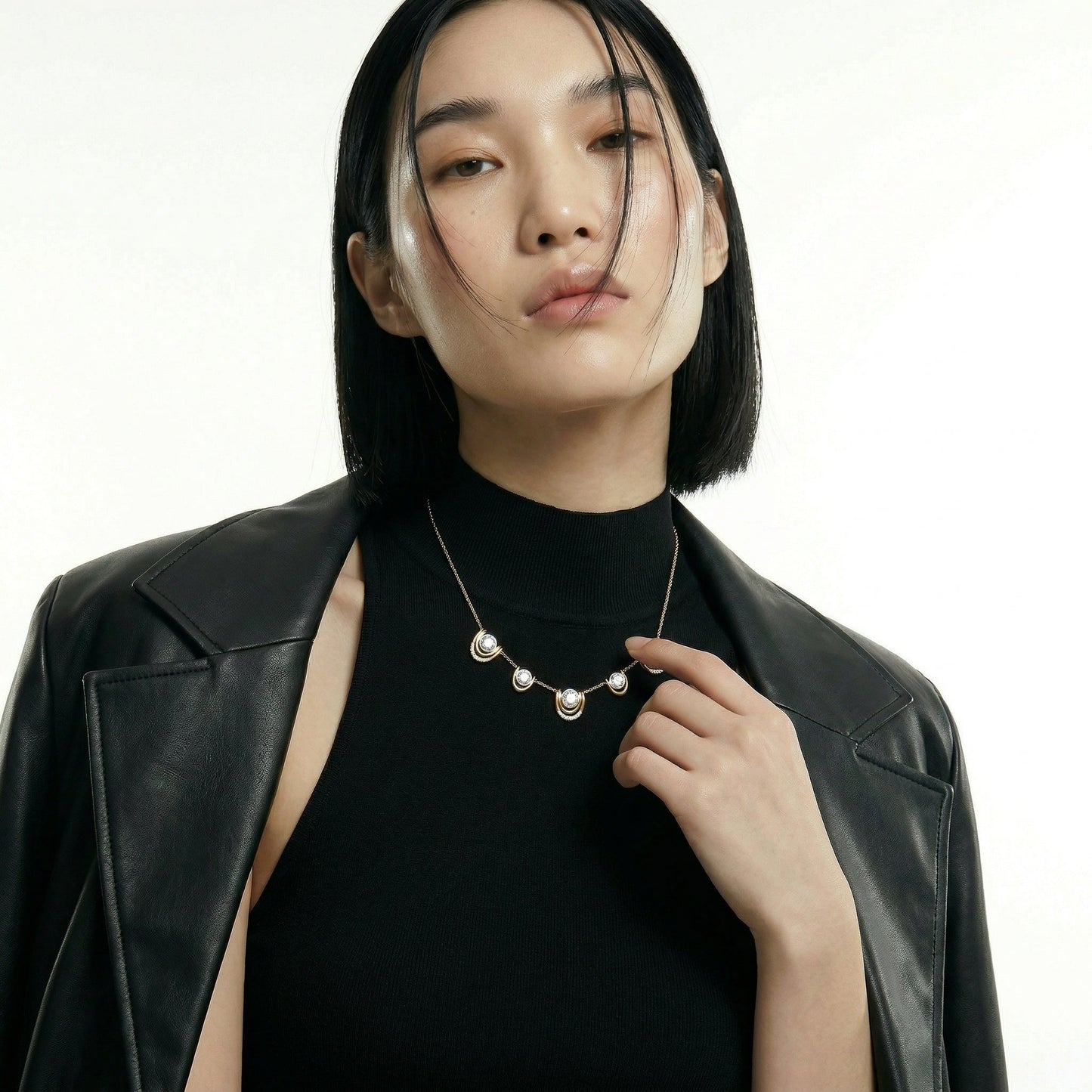 ZORÁE Unbound 08 18K yellow gold necklace worn on model