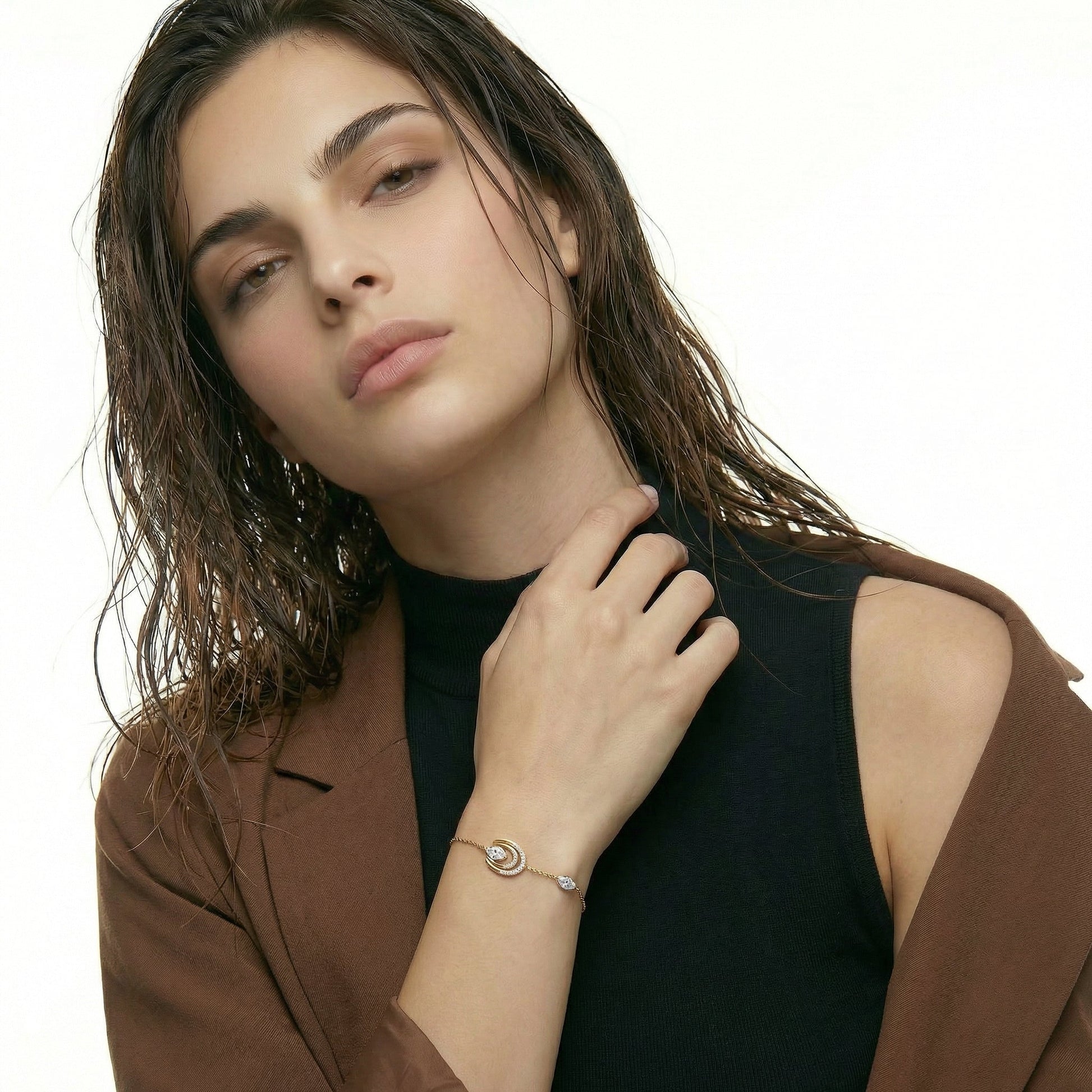 ZORÁE Unbound 11 18K yellow gold bracelet worn on model