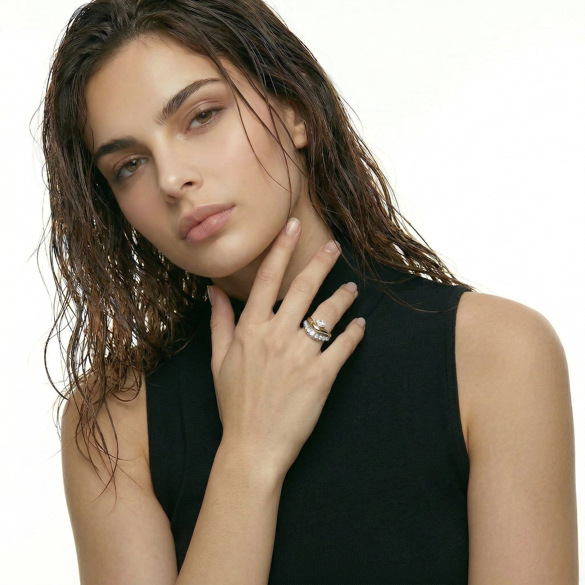 ZORÁE Unbound 12 18K yellow gold rings worn on model