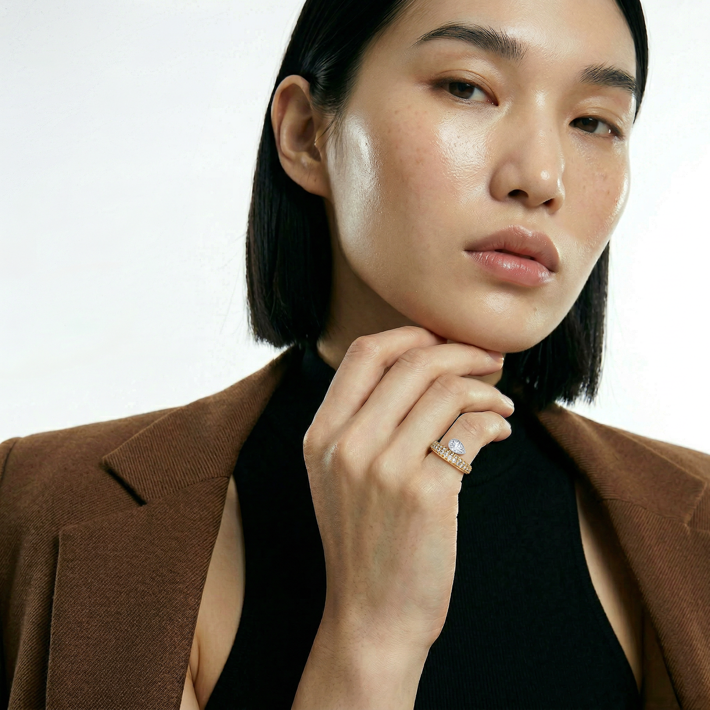 ZORÁE Unbound 14 18K yellow gold rings worn on model