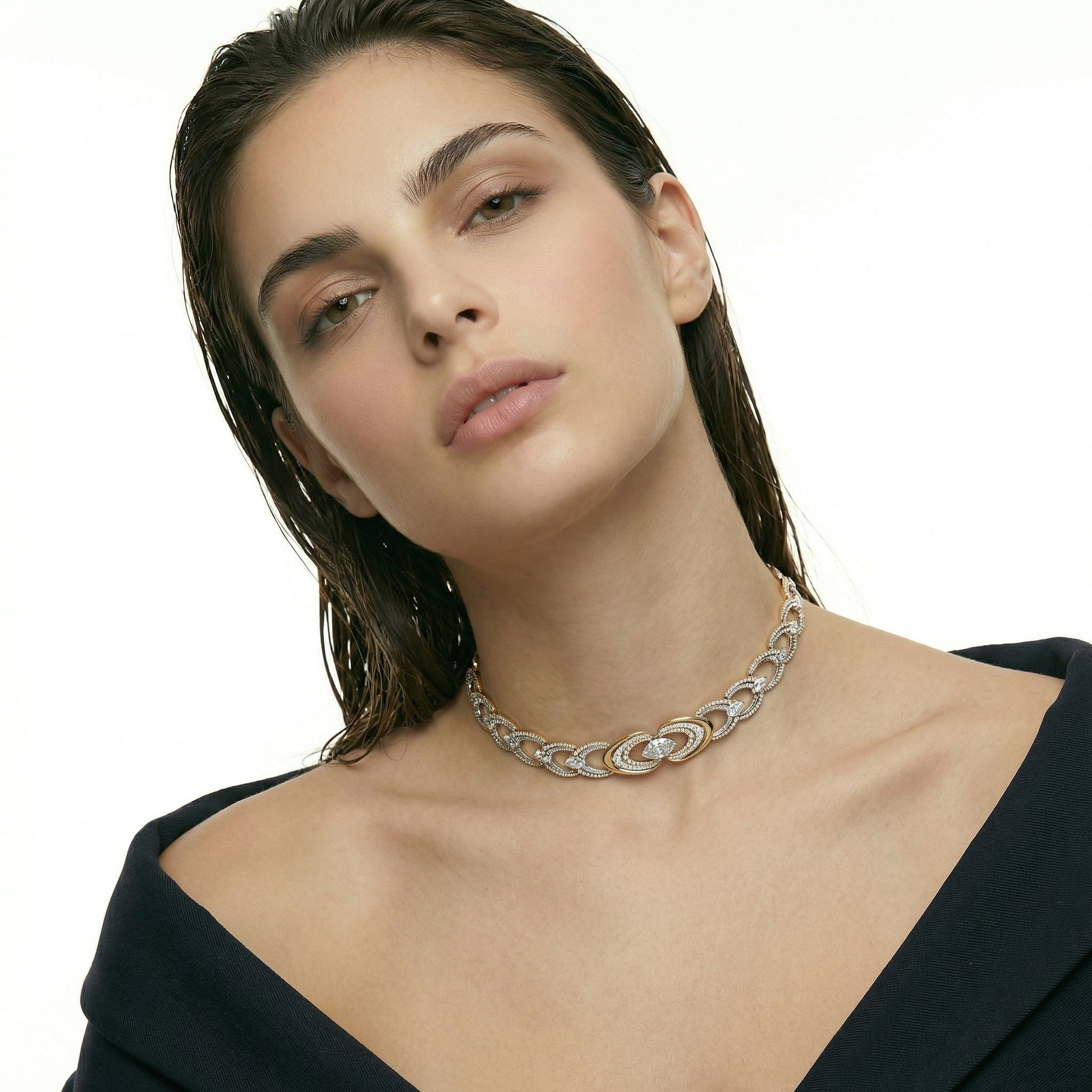 ZORÁE Unbound Current 18K yellow gold necklace worn on model
