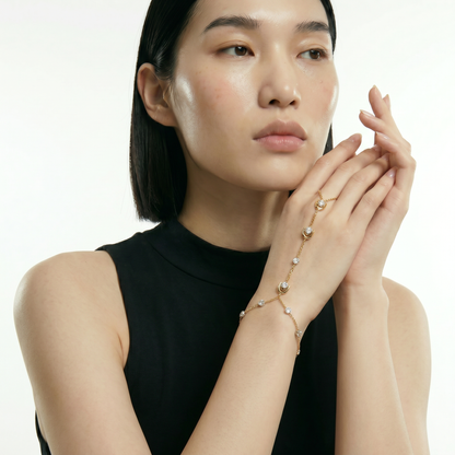 ZORÁE Unbound Muse 18K yellow gold bracelet worn on model